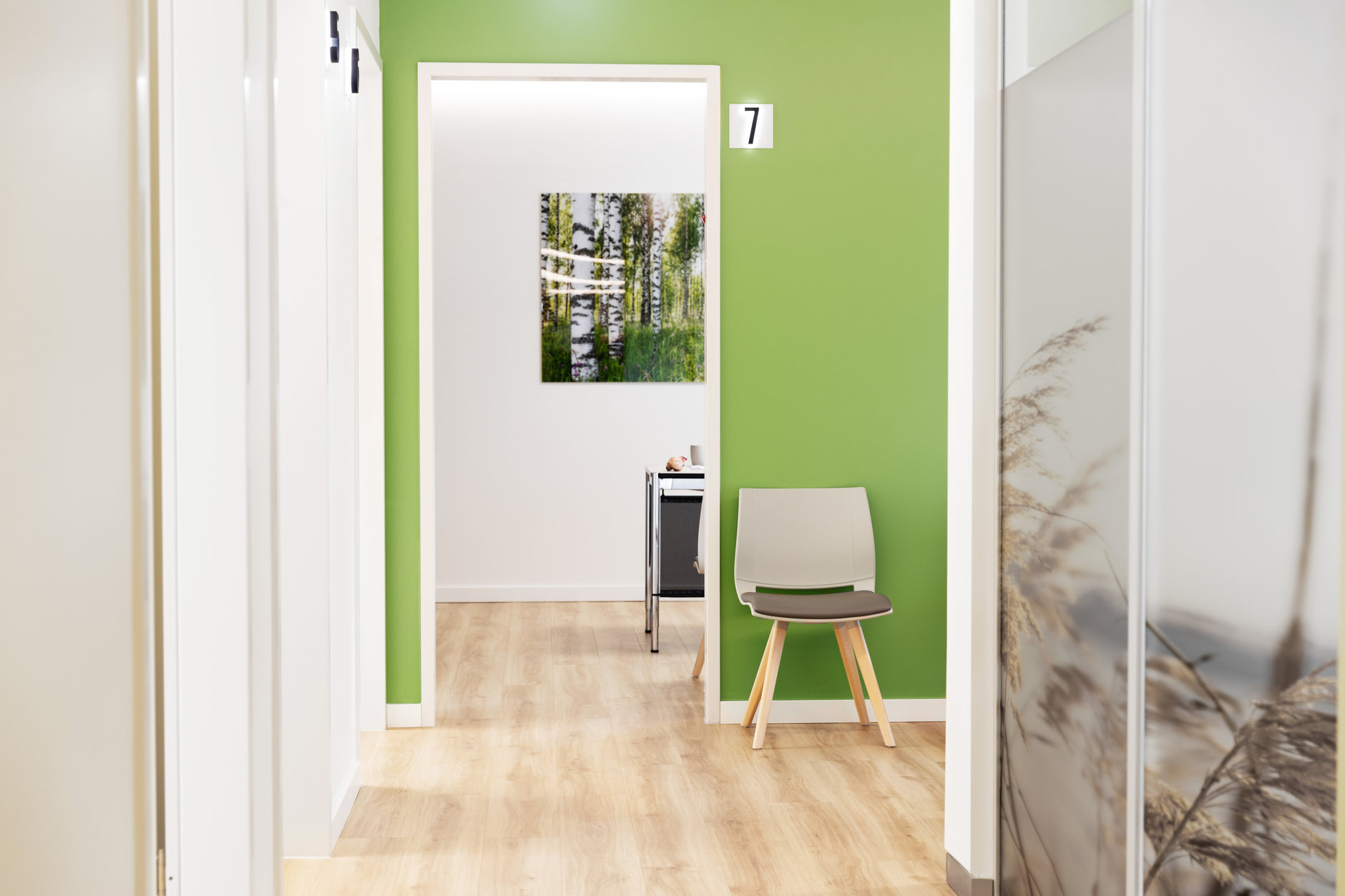 Dies ist der Flur mit Wartebereich im MVZ Herz Gifhorn.