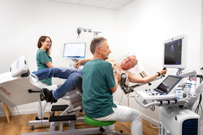 Dies ist ein Patient, an dem der Arzt eine Stressechokardiografie durchführt.