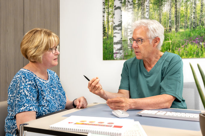 Dies ist eine Patientin beim Arztgespräch.