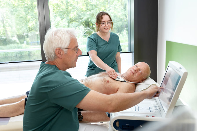 Das ist ein Patient bei der Untersuchung seines Herzschrittmachers im MVZ Herz Gifhorn.