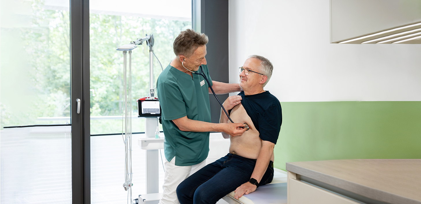 Ein Arzt untersucht einen Patienten.